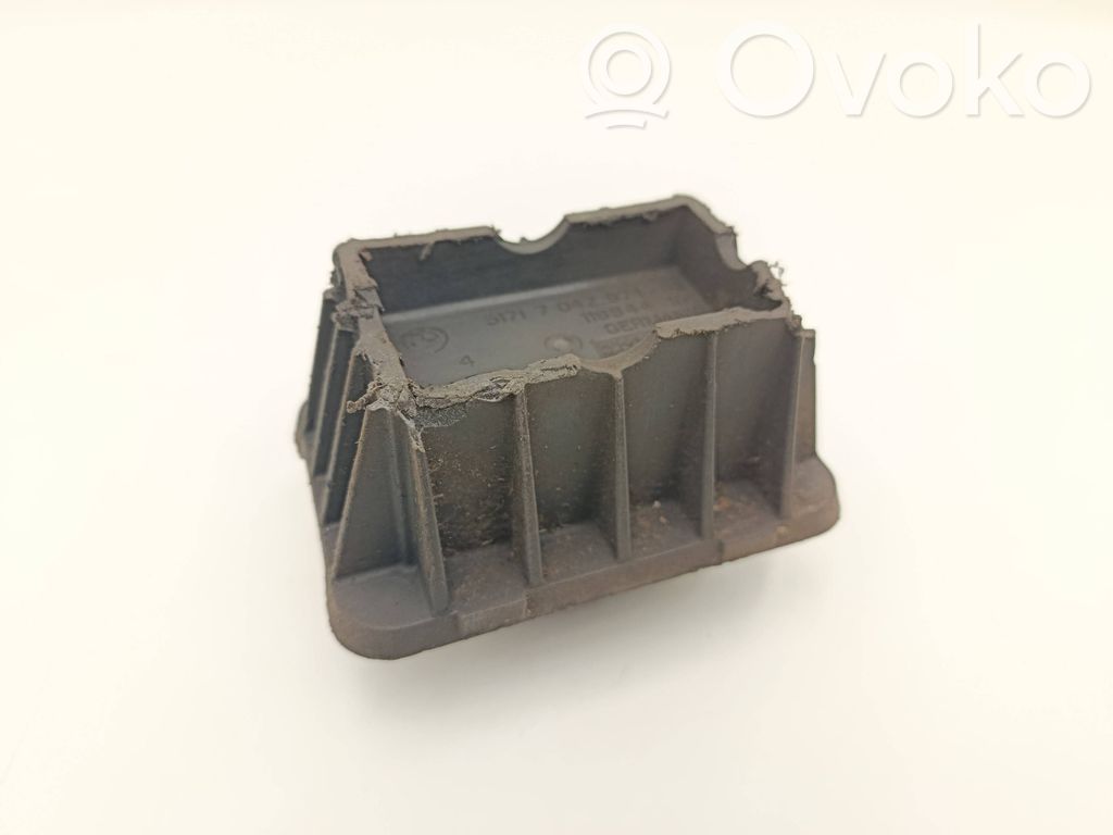 Jacking socket point   7042974