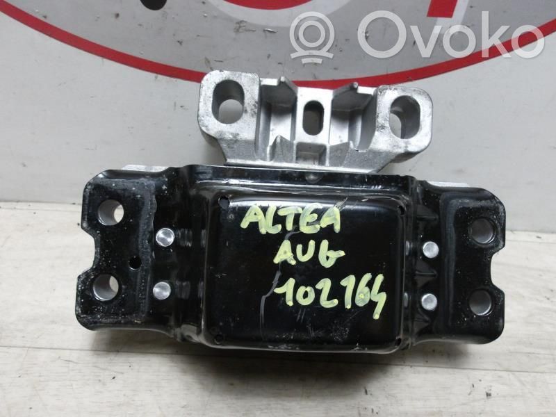 Engine mount bracket