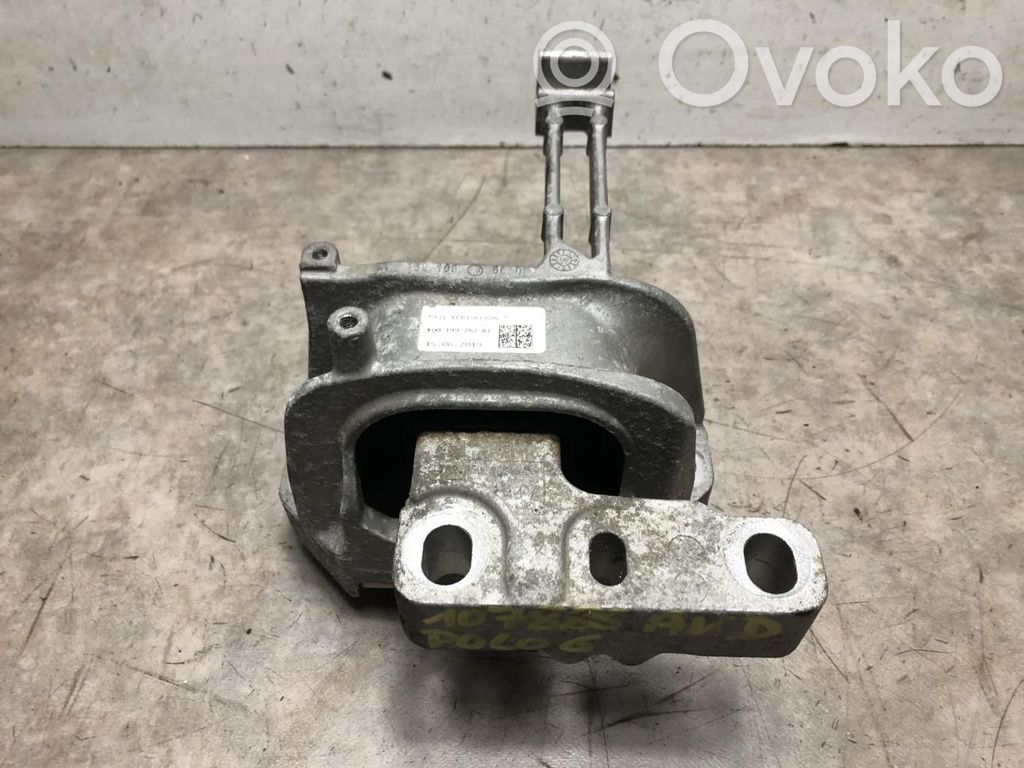 Volkswagen Polo VI Engine mount bracket 