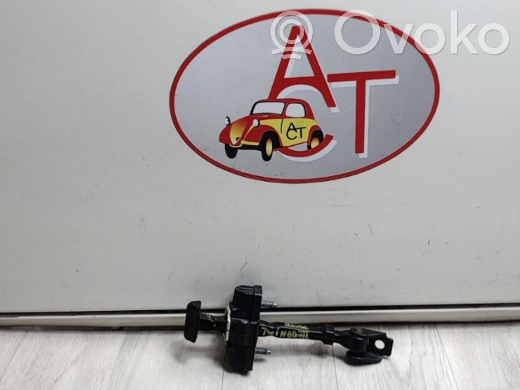 Renault Twingo III Traba/gancho de cierre de puerta delantera 
