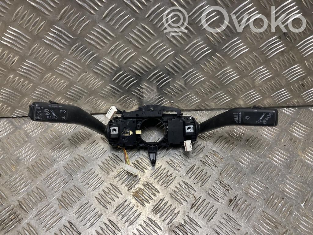 Volkswagen Golf VI Boutons / interrupteurs volant 