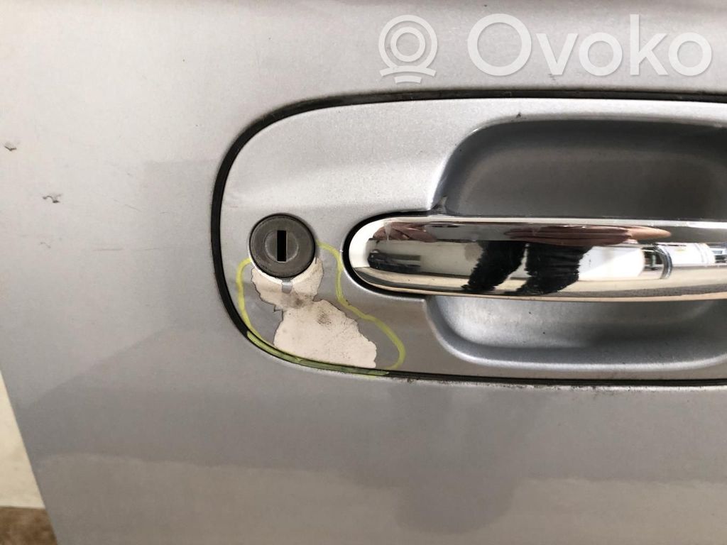 Hyundai Trajet Puerta delantera 