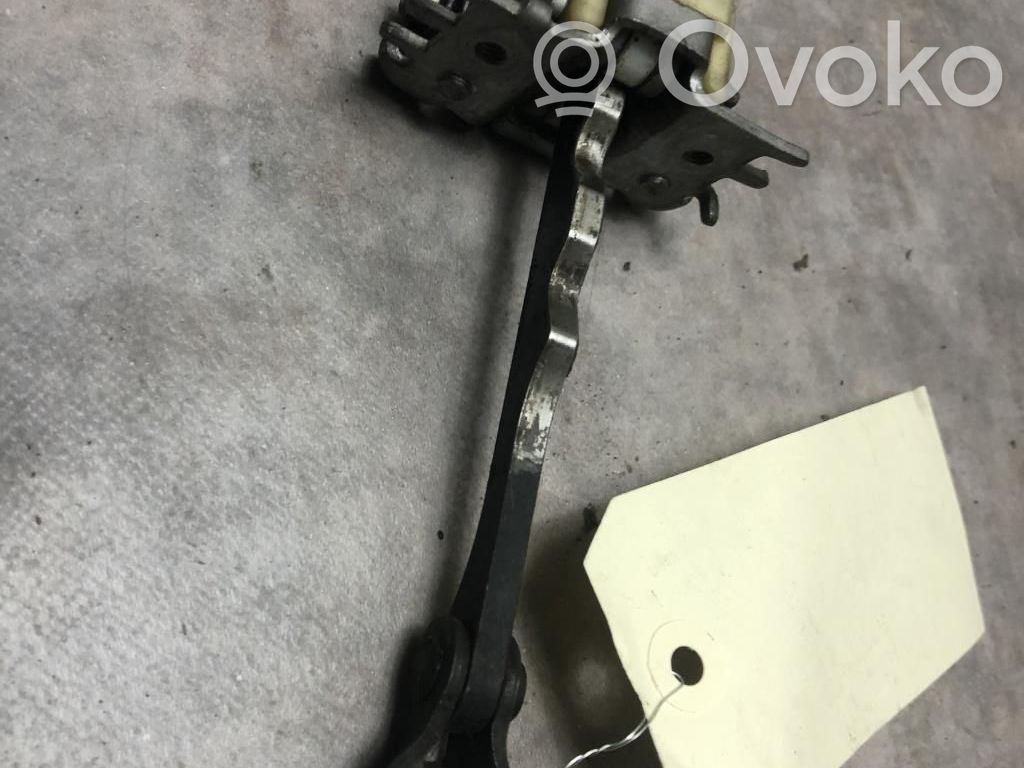 Renault Megane III Traba/gancho de cierre de puerta delantera 