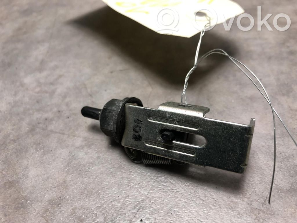 Bouton interrupteur de trappe à essence