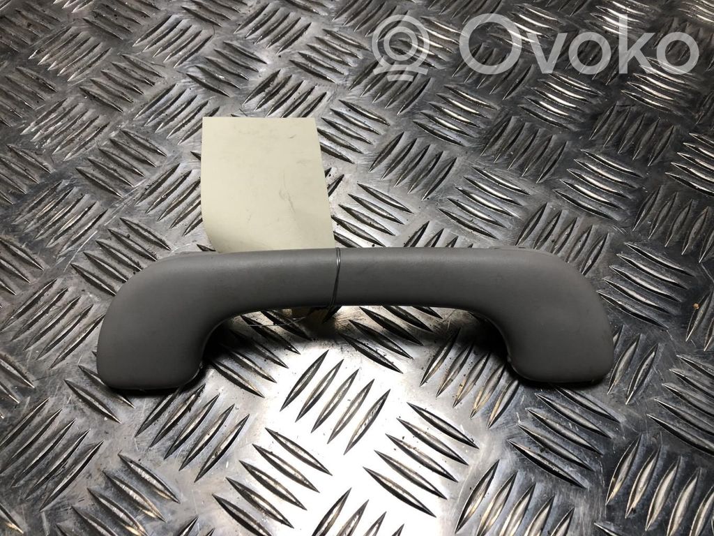 Renault Clio IV Un ensemble de poignées pour le plafond