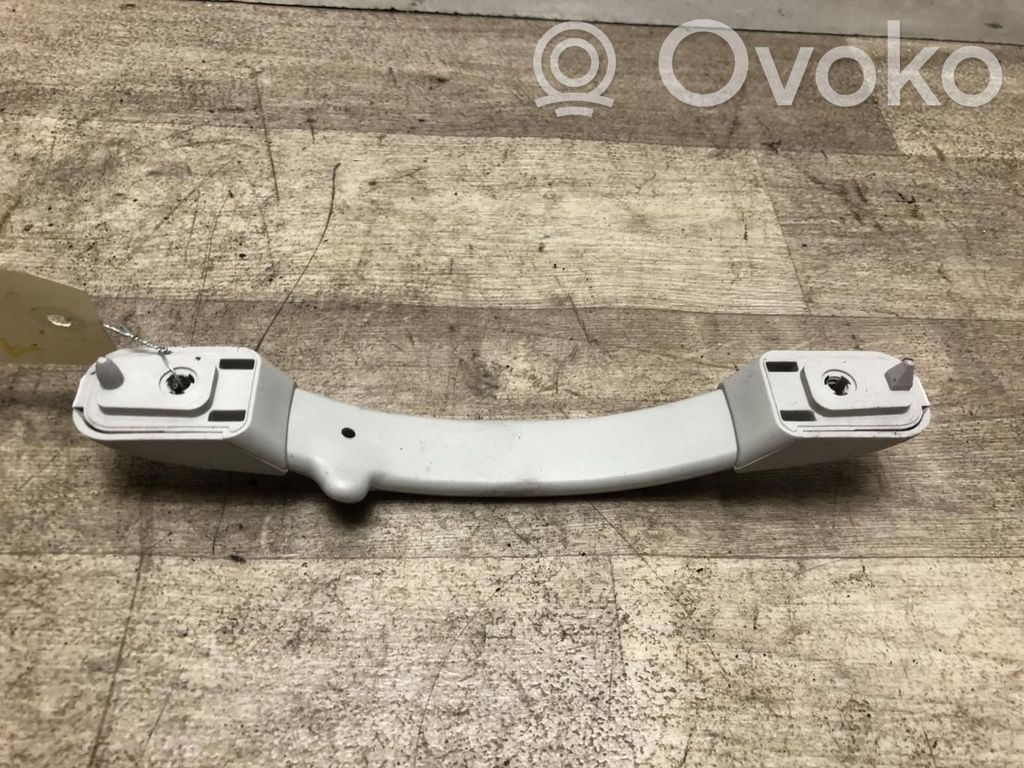 Un set di maniglie per il soffitto