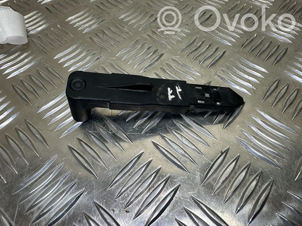 Volvo XC60 Headlight/headlamp mounting bracket 