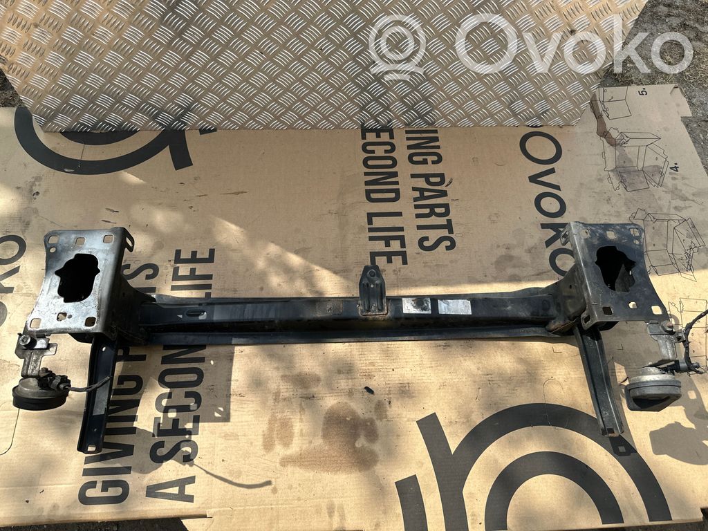 Volkswagen PASSAT B8 Travesaño del parachoques delantero 