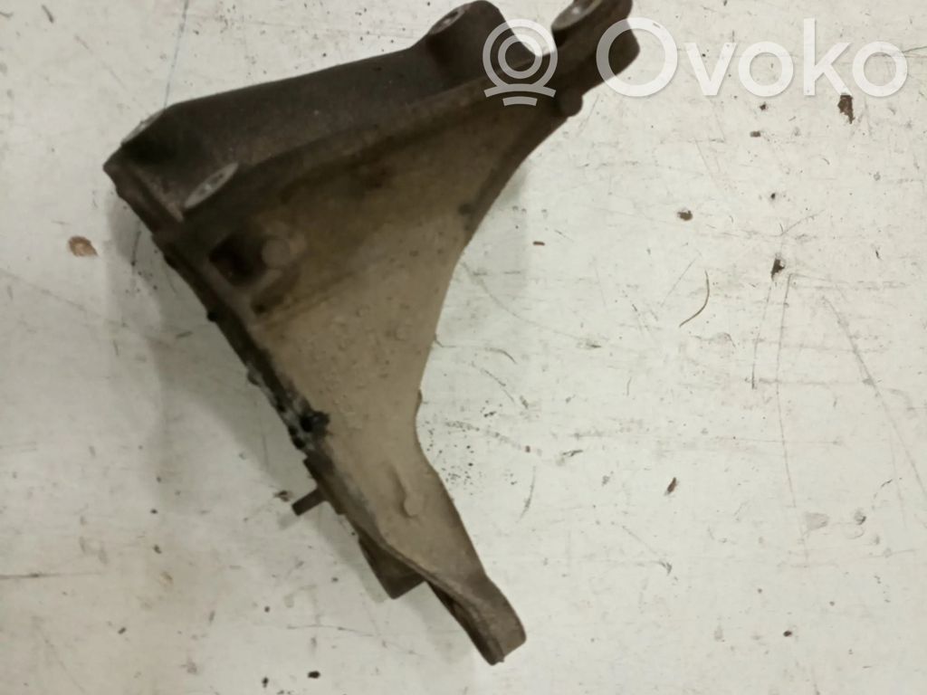 Volkswagen Golf III Engine mount bracket 