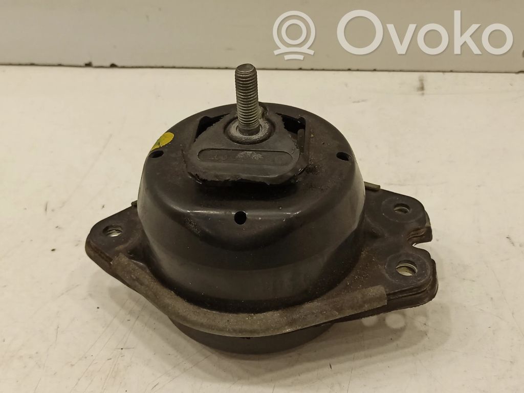 Engine mount bracket   8200052026C