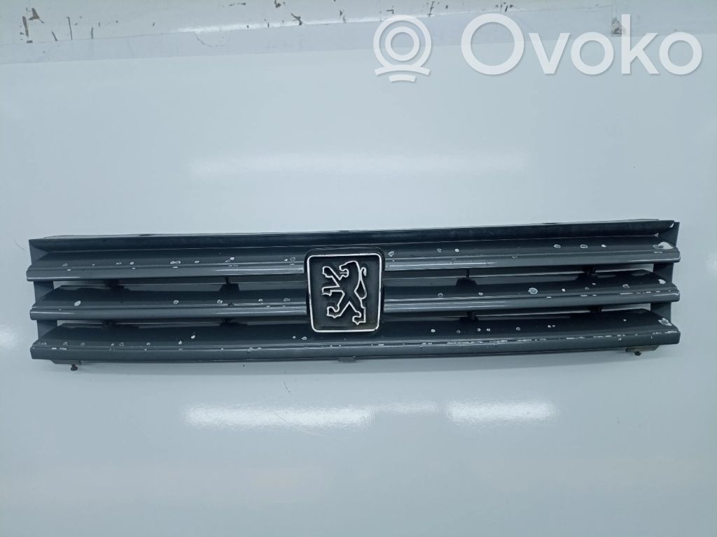 Rejilla delantera   9602130977