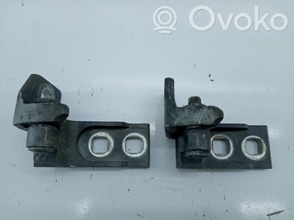 Front door upper hinge   13180568,13180564,FRENTEDIREITA
