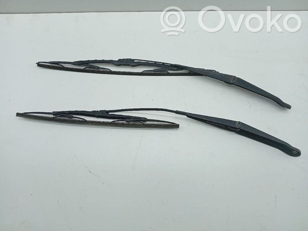Front windscreen/windshield window   181803