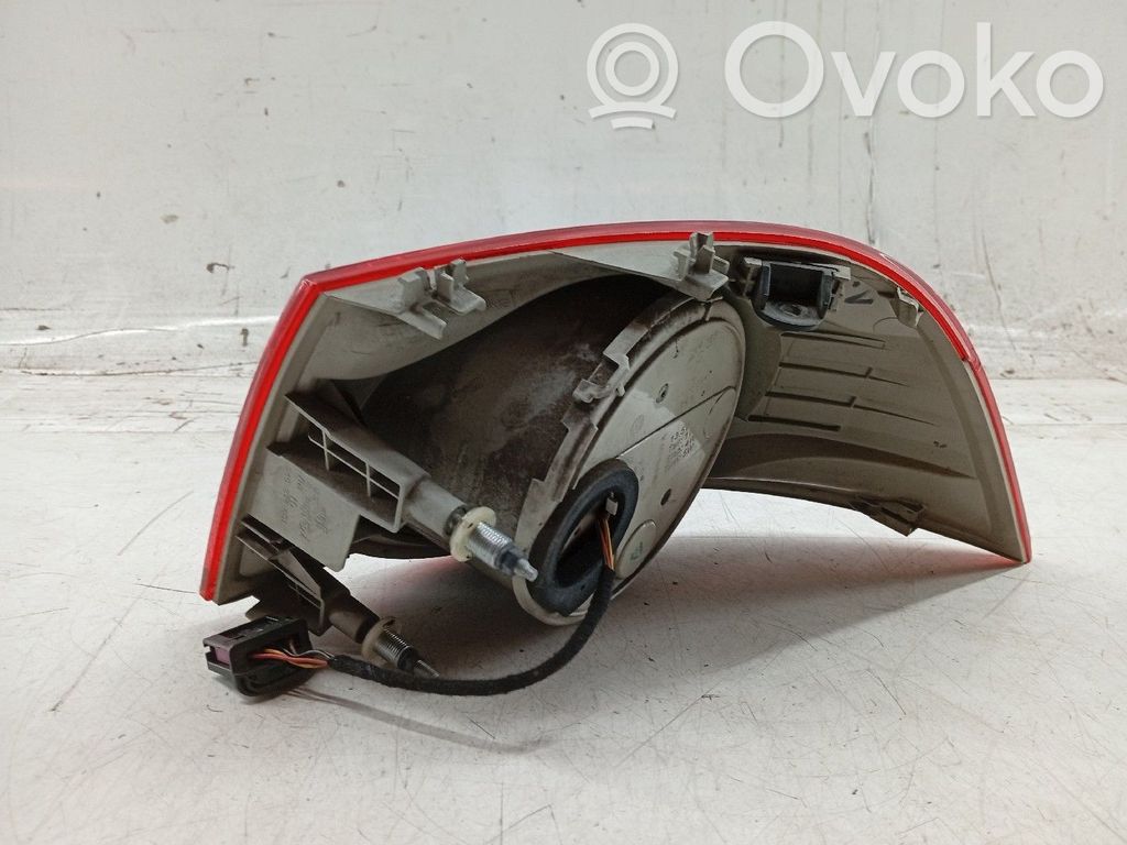 Takaluukun takavalot   1Q0945257A