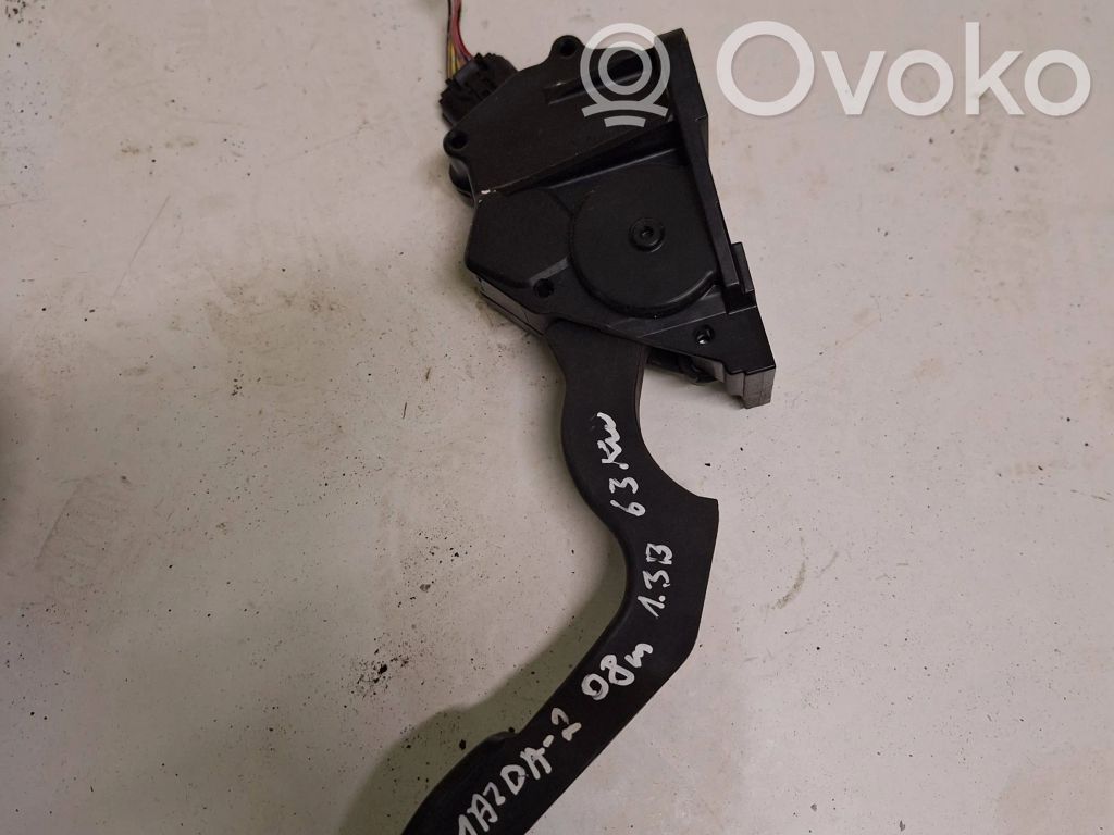 Accelerator throttle pedal