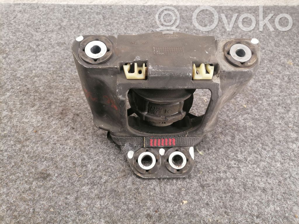 Volvo XC90 Engine mount bracket 