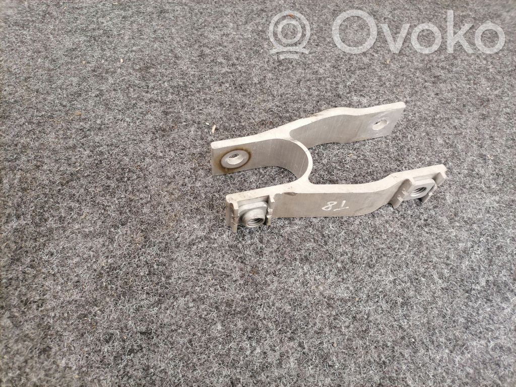 Volvo XC90 Engine mounting bracket 