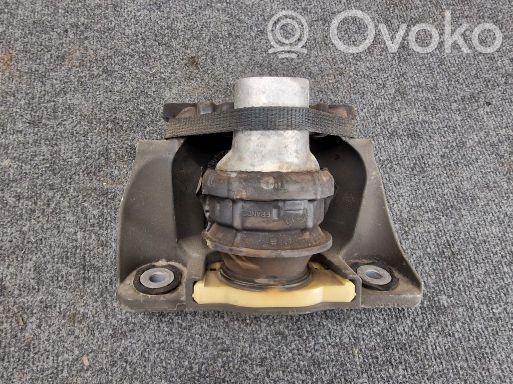 Volvo XC90 Engine mount bracket 