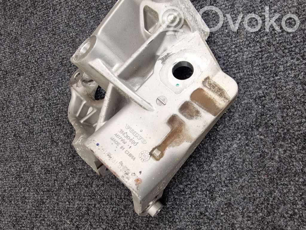 Volvo XC90 Engine mounting bracket 