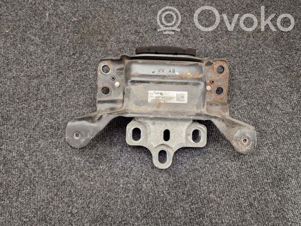 Volkswagen PASSAT B8 Engine mount bracket 