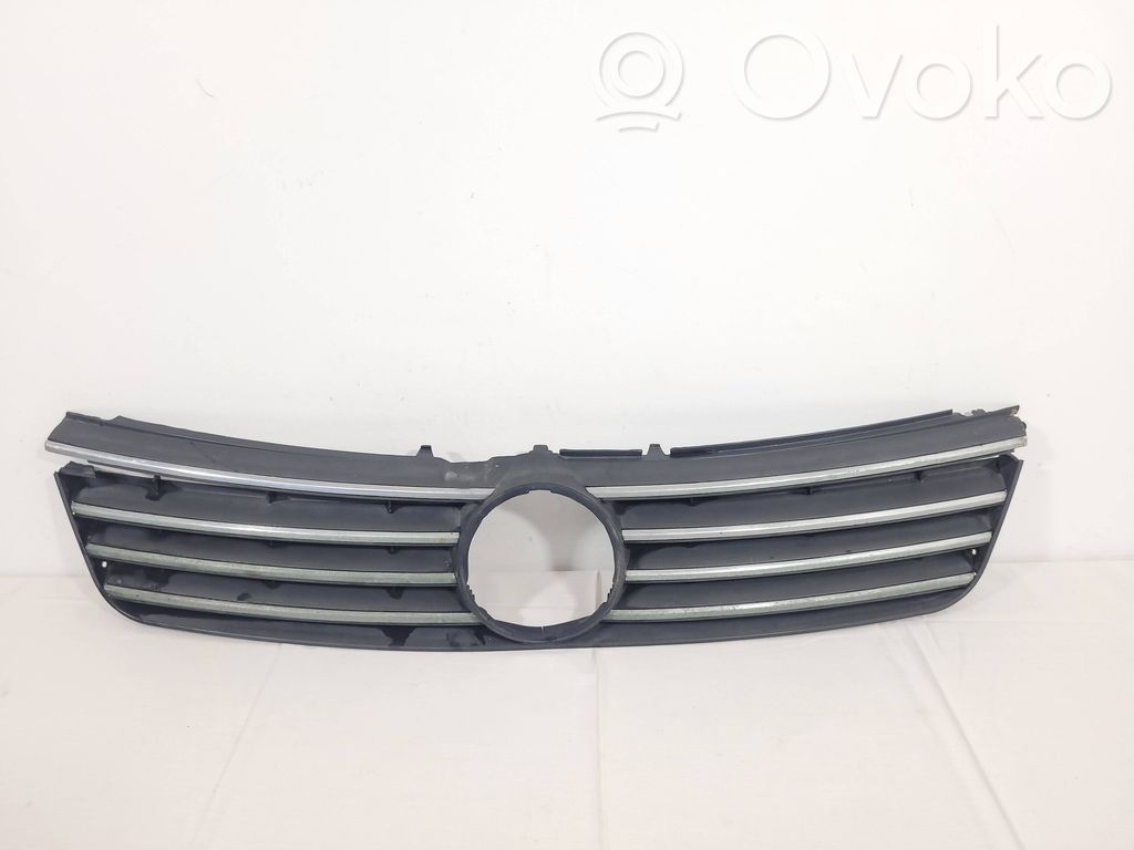 Volkswagen PASSAT B5 Etupuskurin ylempi jäähdytinsäleikkö 