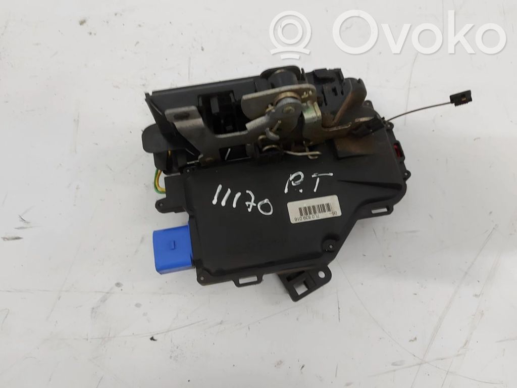 Volkswagen Golf V Rear door lock 