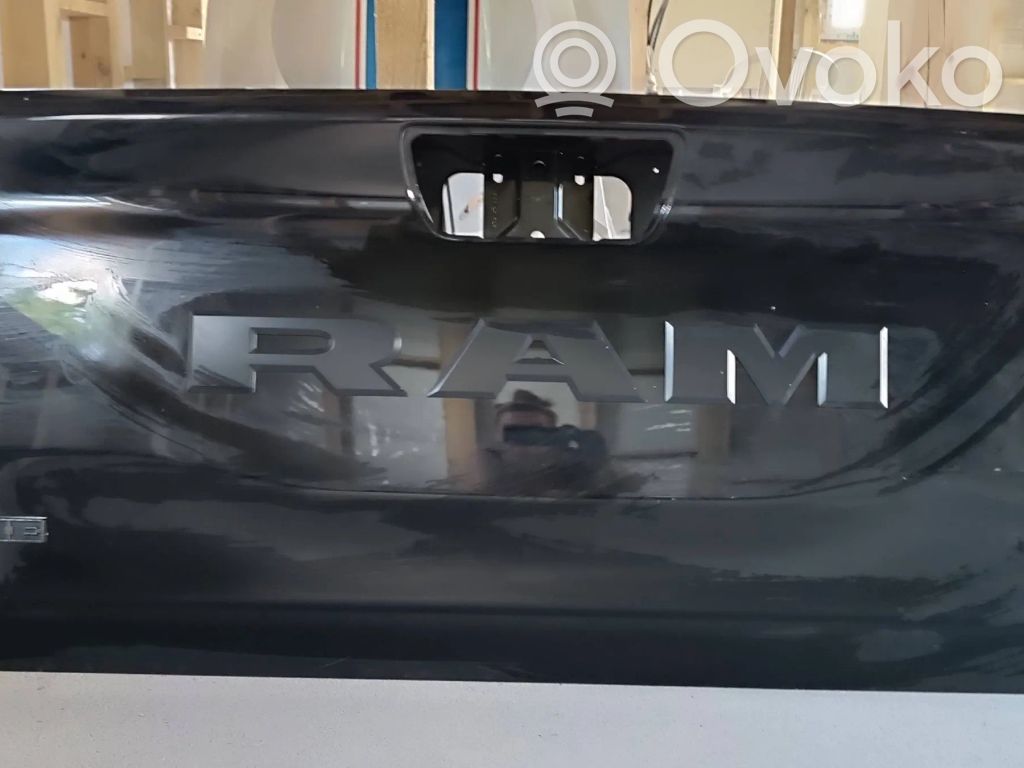 Dodge RAM aizmugurējais borts 