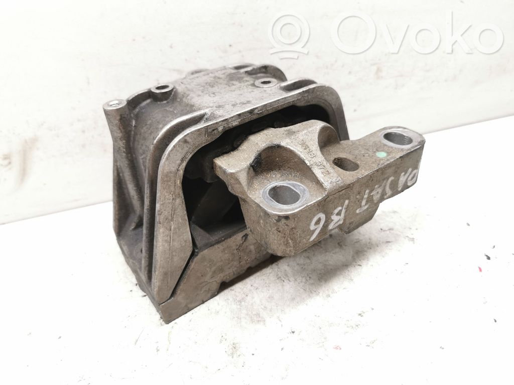 Volkswagen PASSAT B6 Engine mount bracket 
