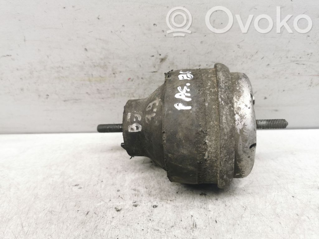 Volkswagen PASSAT B5 Engine mount bracket 