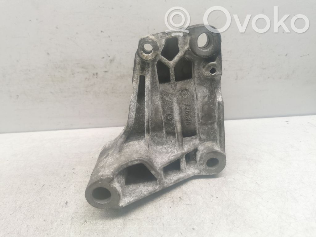 Volvo V70 Engine mount bracket 