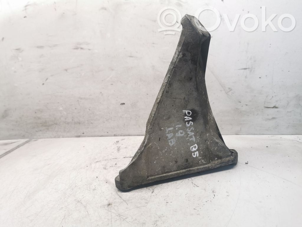 Volkswagen PASSAT B5 Engine mounting bracket 