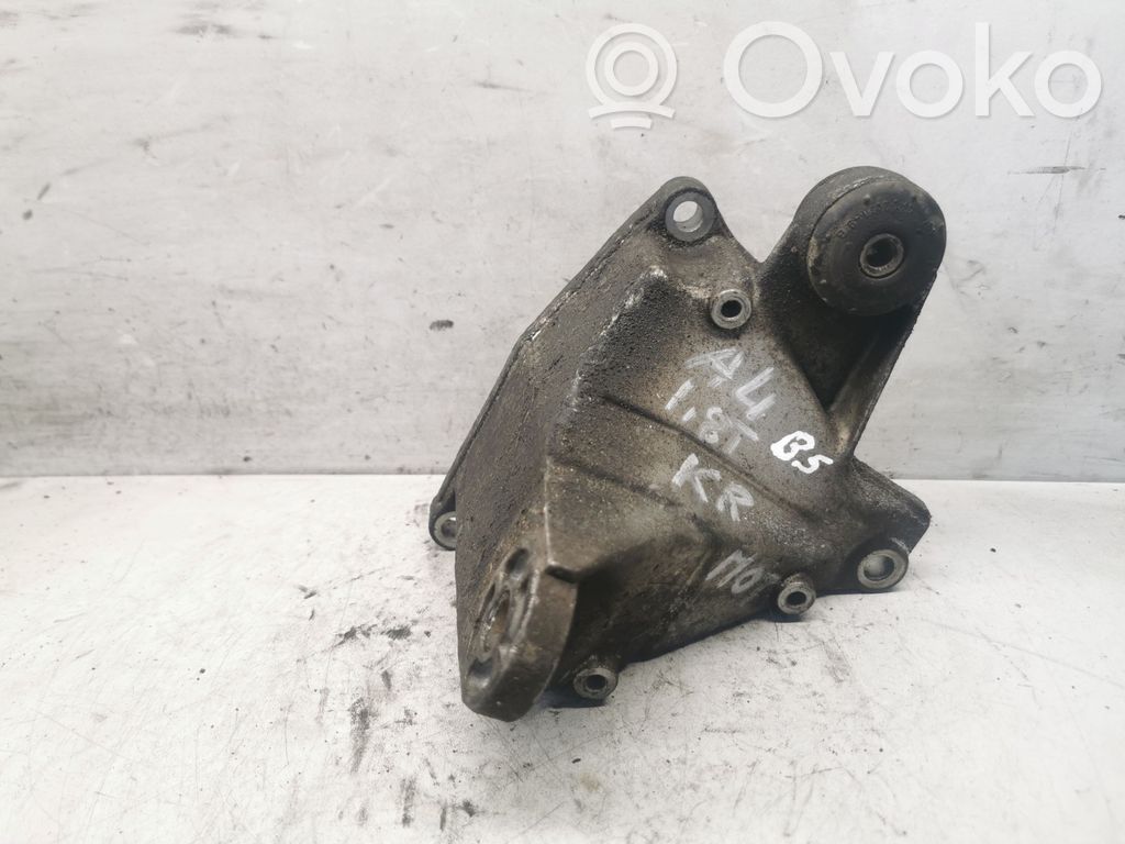 Engine mounting bracket   8D0399114S