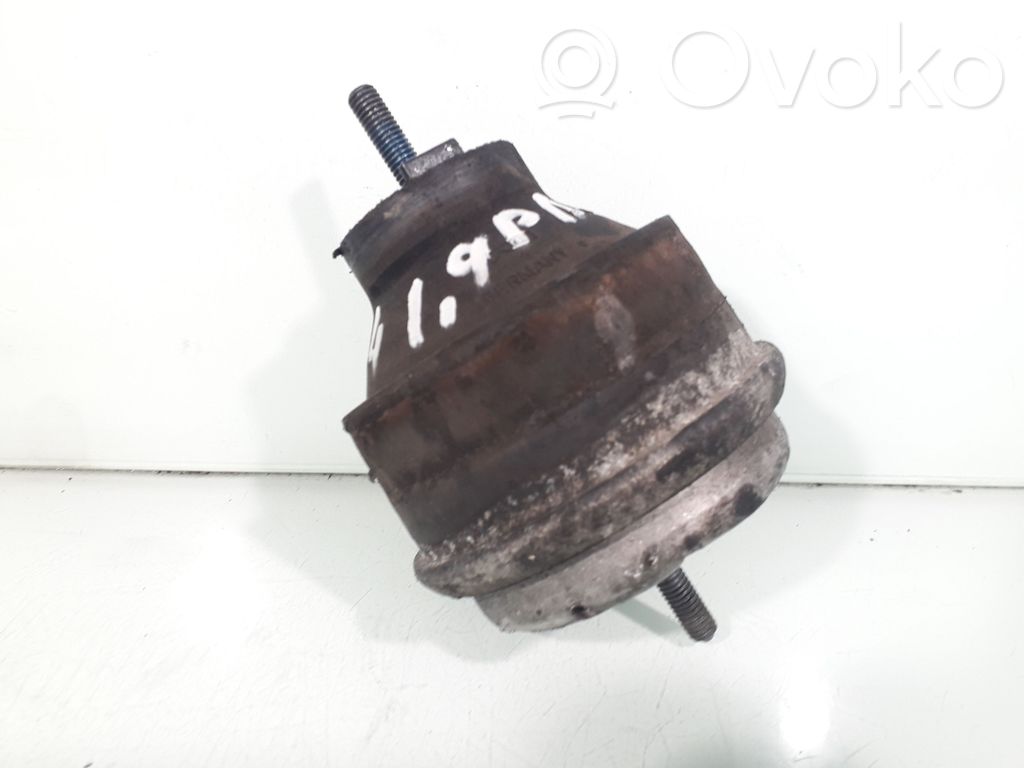 Audi A4 S4 B5 8D Engine mount bracket 