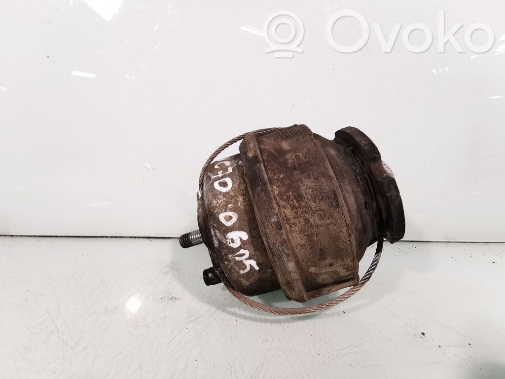 Volvo XC70 Engine mount bracket 