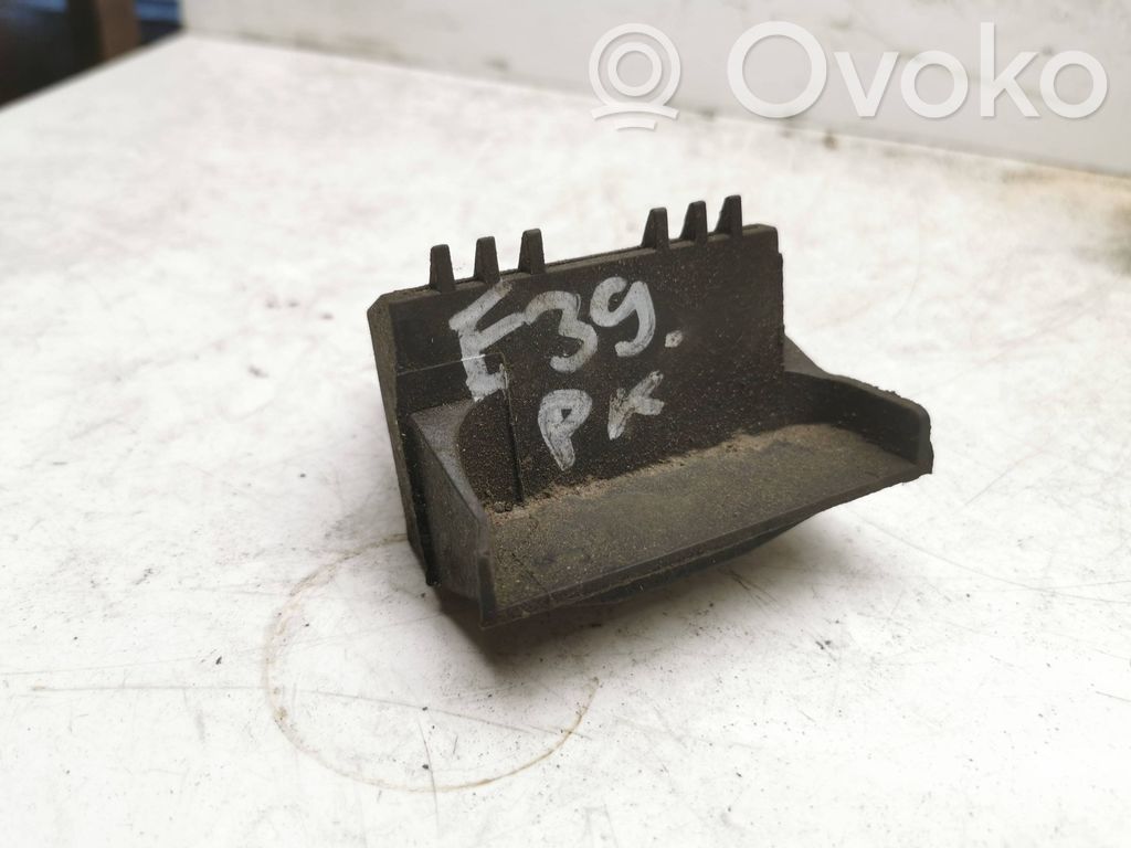BMW 5 E39 Radiator mount bracket 