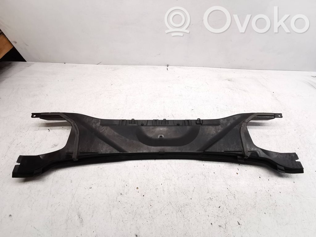 BMW 1 E81 E87 Kita variklio skyriaus detalė 