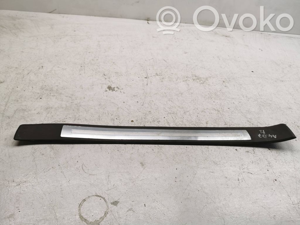 Audi A4 S4 B7 8E 8H Listwa progowa przednia 