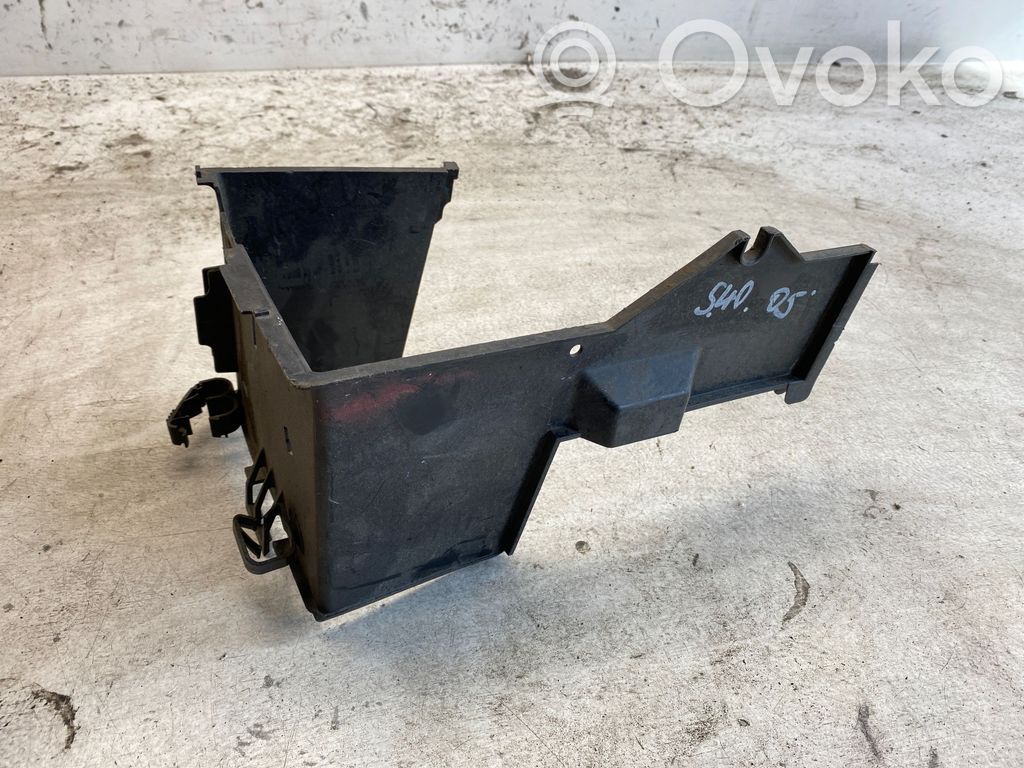 Volvo S40, V40 Pertvara prie akumuliatoriaus 
