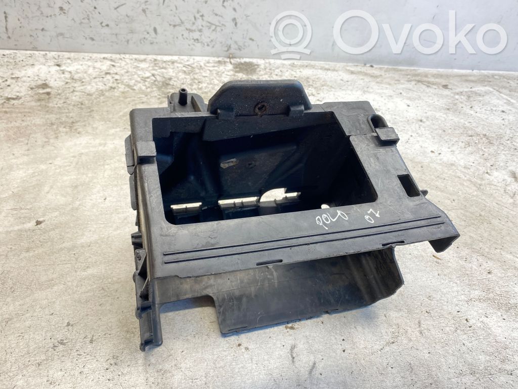 Volkswagen Polo IV 9N3 Akumuliatoriaus dėžė 