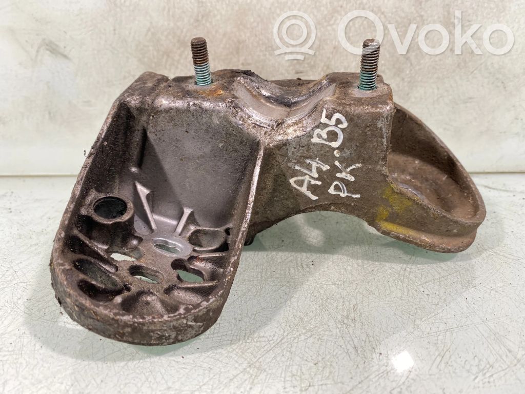 Audi A4 S4 B5 8D Engine mounting bracket 