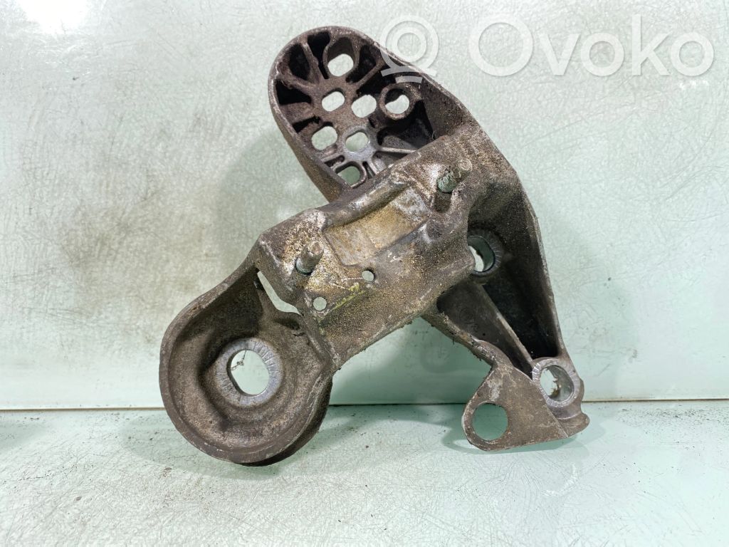 Audi A4 S4 B5 8D Engine mounting bracket 