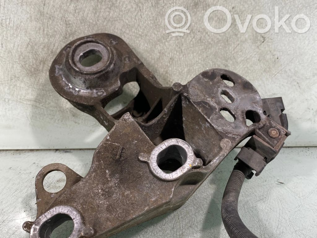 Volkswagen PASSAT B5 Engine mounting bracket 