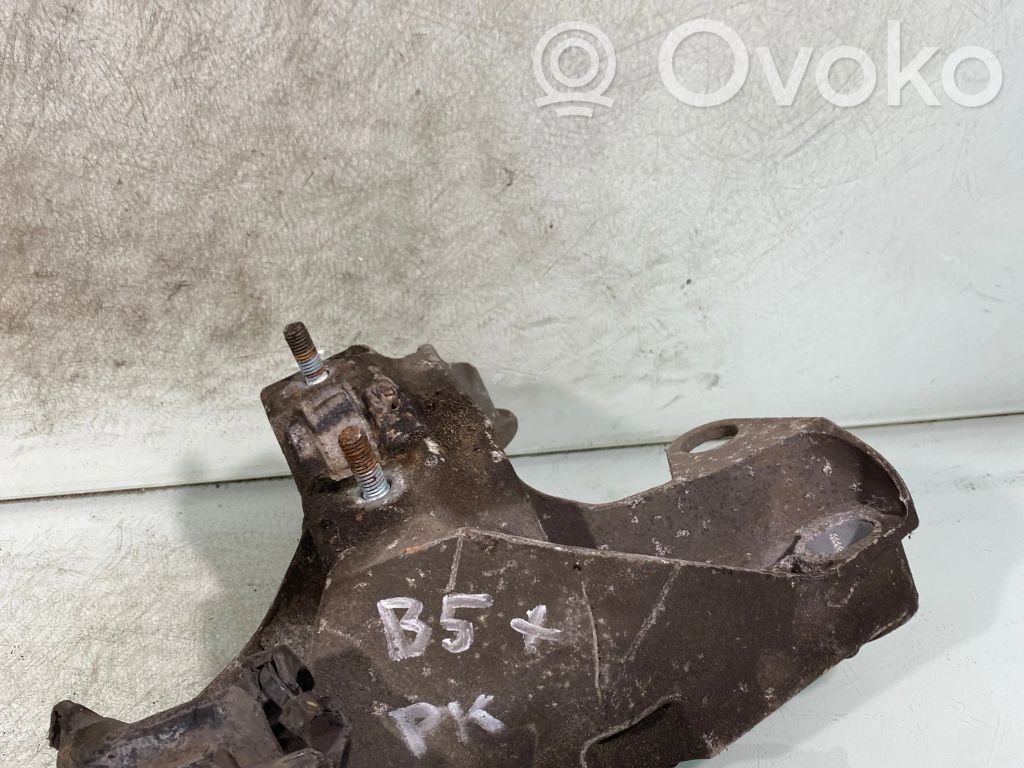 Volkswagen PASSAT B5.5 Engine mounting bracket 