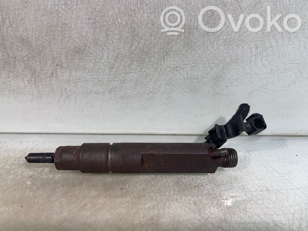 Volkswagen Golf IV Fuel injector 