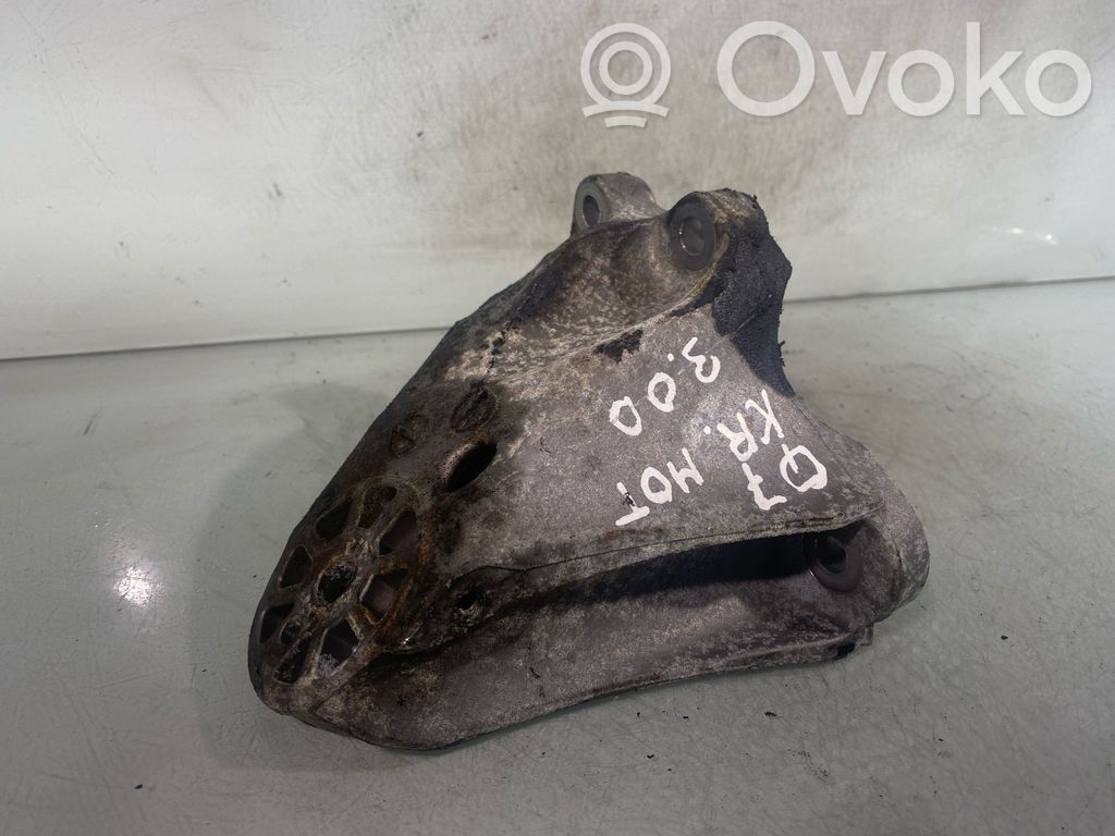 Audi Q7 4L Engine mounting bracket 