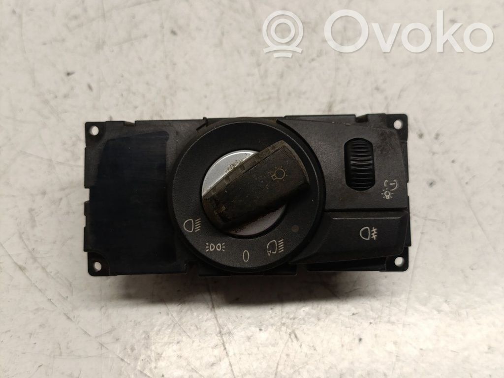 Light switch   6988553