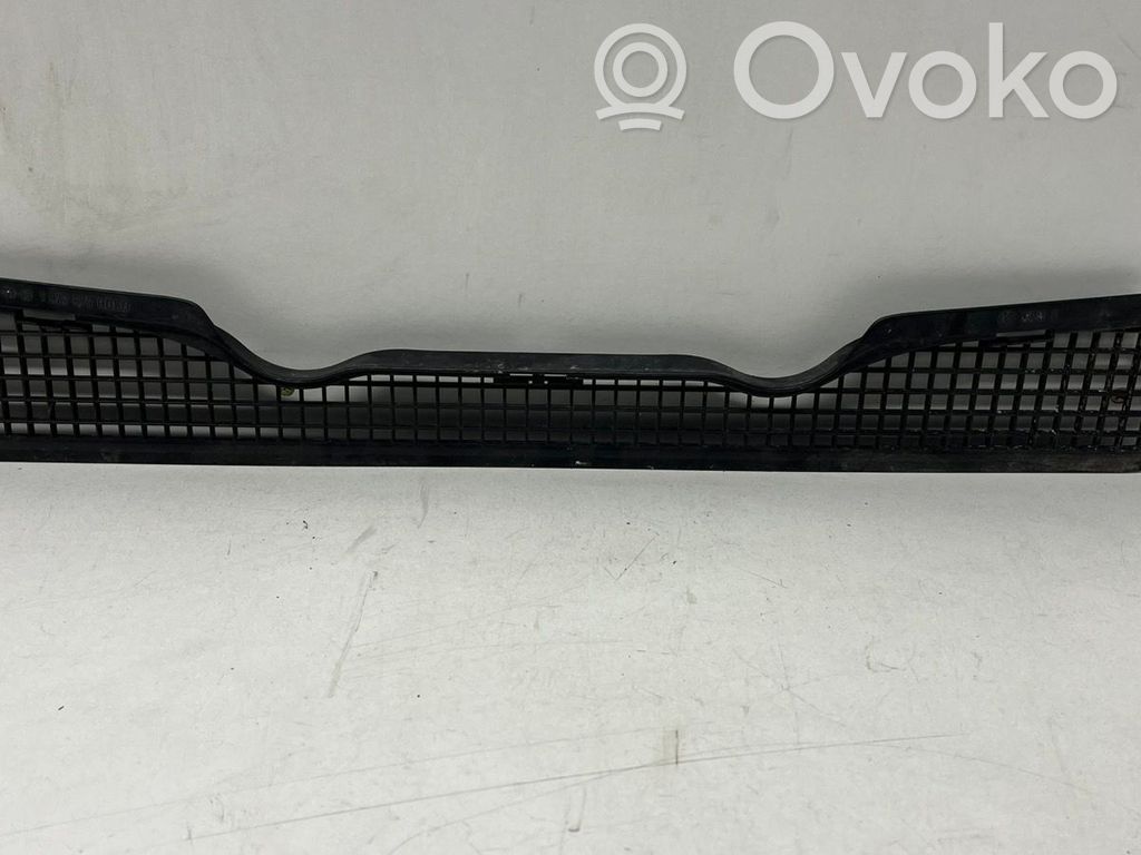 BMW 3 E36 Lango oro grotelės 