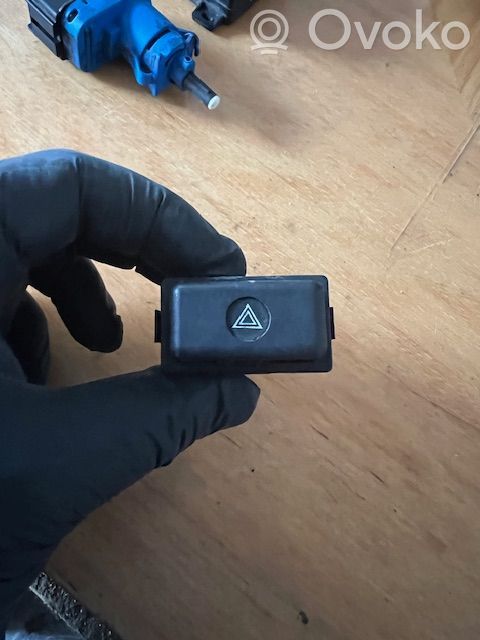 Hazard light switch   8200581012