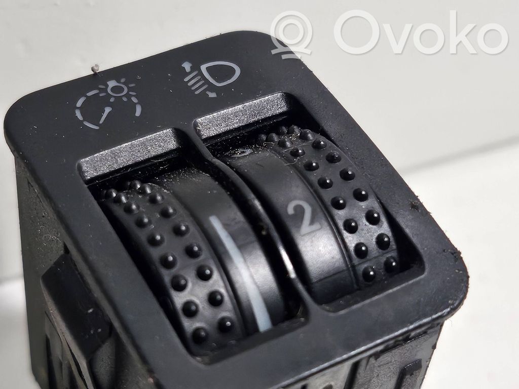 Headlight level height control switch   7M5941333