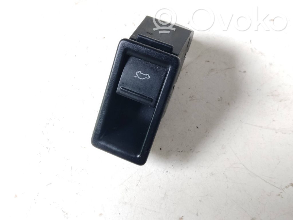 Volkswagen Jetta VI Tailgate opening switch 